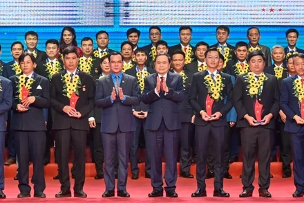 Chủ tịch Quốc hội Trần Thanh Mẫn và Chủ tịch Tổng Liên đoàn Lao động Việt Nam Nguyễn Đình Khang trao biểu trưng biểu dương công nhân lao động tiêu biểu là đảng viên Đảng Cộng sản Việt Nam. (Ảnh: Duy Linh)