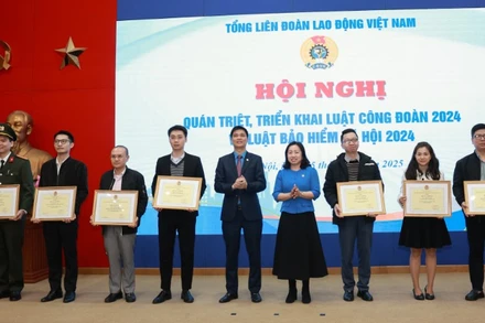 Ghi nhận những đóng góp của các tập thể, cá nhân trong xây dựng Luật Công đoàn (sửa đổi).