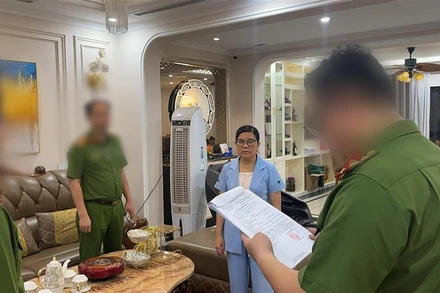 Cơ quan Công an tống đạt các quyết định tố tụng. 