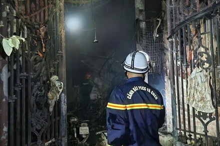 0 giờ 52 phút ngày 24/5, các đơn vị đã tiếp cận hiện trường, triển khai chữa cháy. (Ảnh: Công an thành phố Hà Nội)