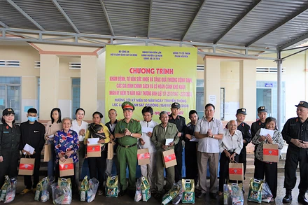 Tặng quà các gia đình chính sách, gia đình có hoàn cảnh khó khăn tại hai xã Ea Ktur, Ea Tiêu.
