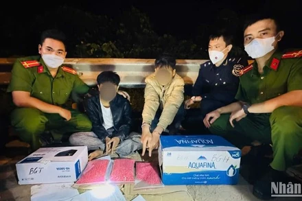 Lực lượng chức năng bắt giữ hai đối tượng cùng tang vật. 