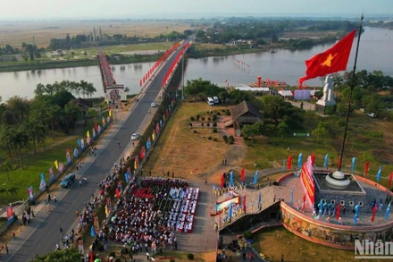 Toàn cảnh Lễ thượng cờ "Thống nhất non sông" ở Khu di tích quốc gia đặc biệt Đôi bờ Hiền Lương-Bến Hải.