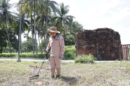 Nhân viên của MAG tiến hành rà phá bom mìn trong khuôn viên Thành cổ Quảng Trị.