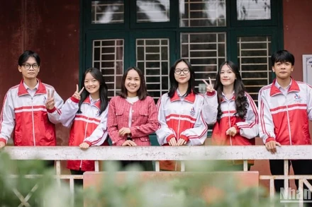 Cô giáo Nguyễn Thị Tâm cùng các học sinh đạt giải Nhất Cuộc thi "Học sinh, sinh viên với ý tưởng khởi nghiệp" cấp quốc gia năm 2023.