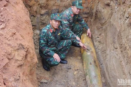 Lực lượng Công binh, Bộ Chỉ huy Quân sự tỉnh Quảng Trị kiểm tra, triển khai phương án xử lý quả bom từ trường.