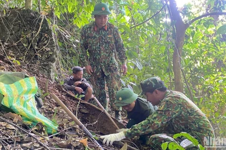 Đội quy tập hài cốt liệt sĩ, Đoàn Kinh tế-Quốc phòng 337 cất bốc hài cốt liệt sĩ tại thôn A Sóc, xã Hướng Lập, huyện Hướng Hóa, tỉnh Quảng Trị.
