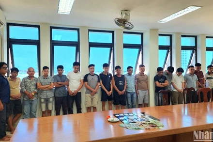 Các đối tượng và tang vật vụ án.