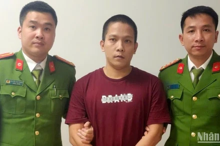 Đối tượng Nguyễn Văn Hợi (giữa) tại cơ quan công an