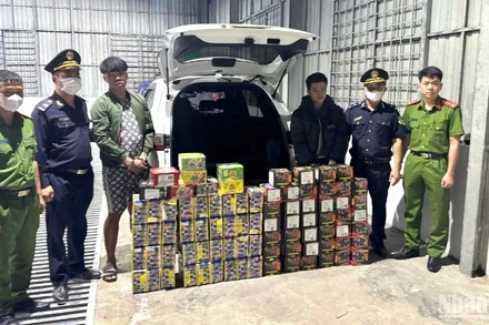 Lực lượng chức năng bắt giữ hai đối tượng cùng tang vật