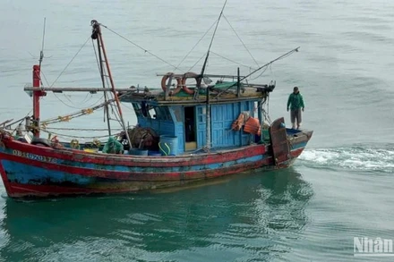 Tàu cá QB-11670 TS có hành vi khai thác hải sản không đúng vùng quy định.