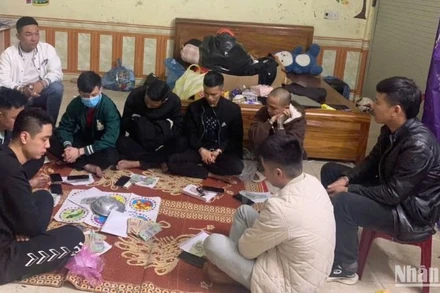 Các đối tượng tham gia đánh bạc bằng hình thức bầu cua bị bắt quả tang.