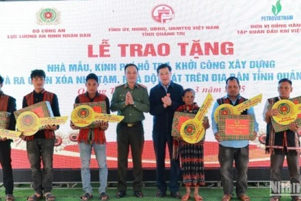 Bí thư Tỉnh ủy Quảng Trị Nguyễn Long Hải và Thứ trưởng Công an Phạm Thế Tùng trao chìa khóa tượng trưng cùng các suất quà cho các hộ dân có hoàn cảnh khó khăn tại huyện Hướng Hóa.