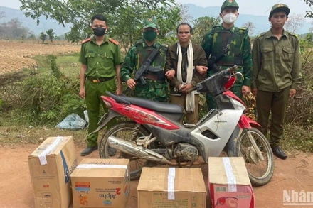 Đối tượng và tang vật bị lực lượng chức năng bắt giữ.