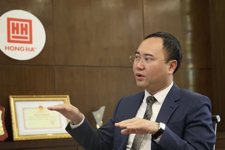 Ông Phạm Trung Kiên, Tổng Giám đốc Công ty CP Văn phòng phẩm Hồng Hà trao đổi với phóng viên Báo Nhân Dân.