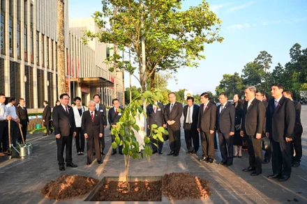 Chủ tịch Quốc hội Vương Đình Huệ và Chủ tịch Thượng viện Nhật Bản Otsuji Hidehisa cùng đại biểu hai nước dự buổi lễ.