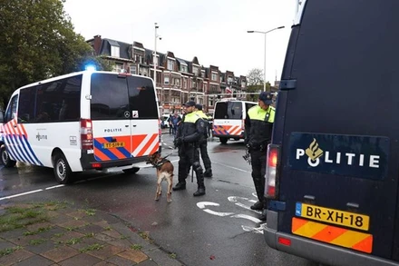 Cảnh sát phong tỏa khu vực xung quanh Nghị viện Hà Lan sau cảnh báo có bom. (Ảnh: EPA-EFE)