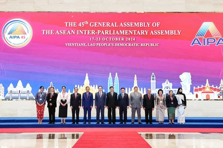 Chủ tịch Quốc hội Trần Thanh Mẫn với Chủ tịch Quốc hội Lào, Chủ tịch AIPA Saysomphone Phomvihane và các Trưởng đoàn Quốc hội/Nghị viện thành viên AIPA. Ảnh: TTXVN