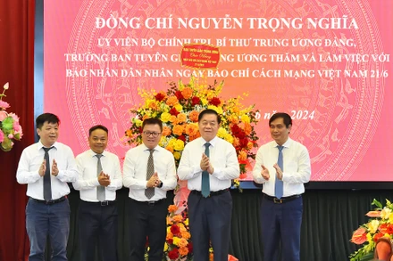 Đồng chí Nguyễn Trọng Nghĩa, Ủy viên Bộ Chính trị, Bí thư Trung ương Đảng, Trưởng Ban Tuyên giáo Trung ương đến thăm và làm việc với Báo Nhân Dân. (Ảnh: THỦY NGUYÊN)