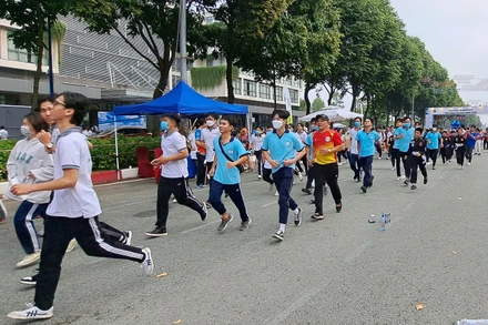 Các vận động viên tranh tài sôi nổi ở các nội dung chạy.