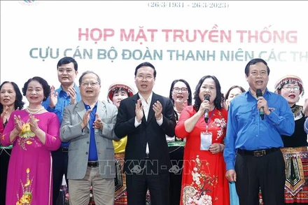 Chủ tịch nước Võ Văn Thưởng với các cựu cán bộ đoàn thanh niên. Ảnh: Thống Nhất/TTXVN