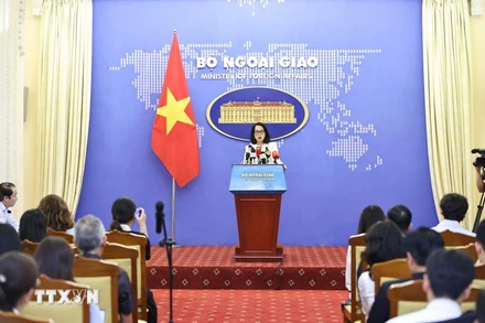 Người phát ngôn Bộ Ngoại giao Phạm Thu Hằng chủ trì họp báo thường kỳ tháng 6/2024. (Ảnh: TTXVN)