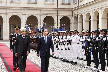 Chủ tịch nước Võ Văn Thưởng và Tổng thống Italy Sergio Mattarella duyệt đội danh dự. (Ảnh: Thống Nhất/TTXVN)