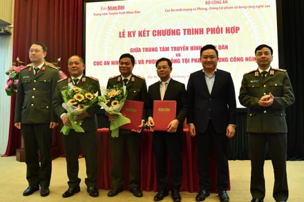 Truyền hình Nhân Dân ký kết hợp tác với Cục An ninh mạng và phòng, chống tội phạm sử dụng công nghệ cao. (Ảnh: Minh Tuấn)