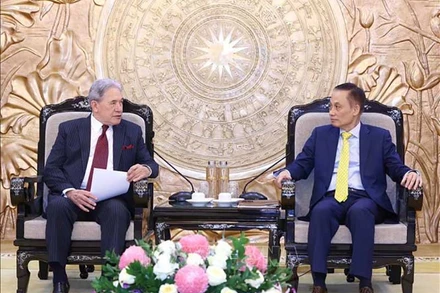 Trưởng Ban Đối ngoại Trung ương Lê Hoài Trung tiếp Phó Thủ tướng, Bộ trưởng Ngoại giao New Zealand Winston Peters. (Ảnh: TTXVN)