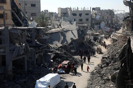 Những tòa nhà tại thành phố Gaza bị phá hủy sau đòn pháo kích của Israel ngày 24/3/2025. (Ảnh: THX/TTXVN)