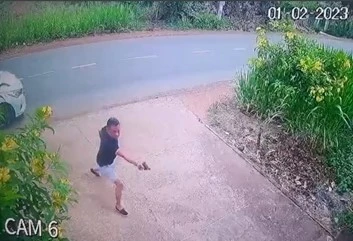 Đối tượng Nguyễn Hiếu Nghĩa dùng súng bắn vào nhà anh Sang. (Hình cắt từ clip)