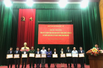 Bộ trưởng trao Bằng khen cho các cá nhân có thành tích xuất sắc.