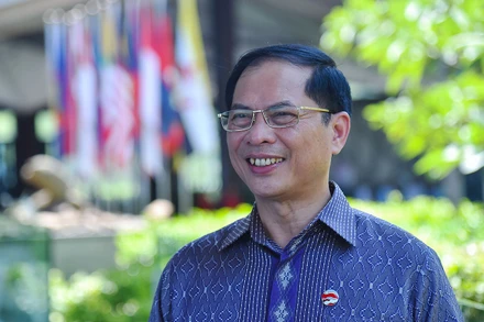 Bộ trưởng Ngoại giao Bùi Thanh Sơn trong trang phục họa tiết batik đặc trưng của Indonesia.