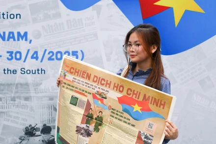 Nhiều bạn trẻ xếp hàng tại triển lãm để nhận phụ san đặc biệt của Báo Nhân Dân. Ảnh: THẾ ĐẠI