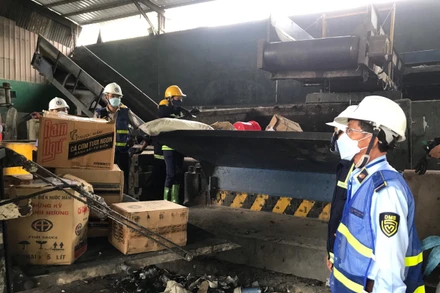 Lực lượng chức năng giám sát chặt quá trình tiêu huỷ hàng hoá nhập lậu và giả nhãn hiệu. (Ảnh: Cục Quản lý thị trường Thành phố Hồ Chí Minh)