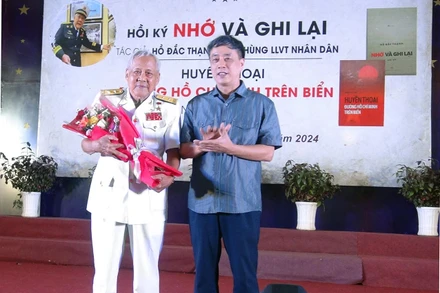 Đại tá, nhà văn Nguyễn Bình Phương, Phó Chủ tịch Hội Nhà văn Việt Nam, Tổng Biên tập Tạp chí Văn nghệ Quân đội tặng hoa chúc mừng tác giả tập hồi ký Anh hùng Lực lượng vũ trang nhân dân Hồ Đắc Thạnh.