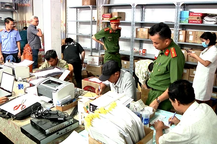 Lực lượng Cơ quan Cảnh sát điều tra, Công an thành phố Biên Hòa phối hợp Viện Kiểm sát nhân dân cùng cấp tiến hành khám xét một phòng khám.