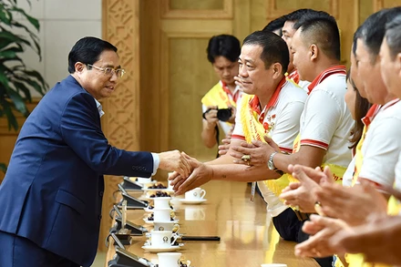 Thủ tướng Phạm Minh Chính gặp gỡ người hiến máu tình nguyện tiêu biểu toàn quốc năm 2023. (Ảnh: Trần Hải)