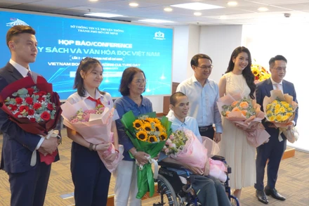 Lãnh đạo Sở Thông tin và Truyền thông tặng hoa cho các đại sứ Văn hóa đọc nhiệm kỳ 2023-2024.