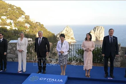 Ngoại trưởng Nhóm G7 chụp ảnh chung tại đảo Capri, Italy ngày 19/4/2024. Ảnh: AFP/TTXVN