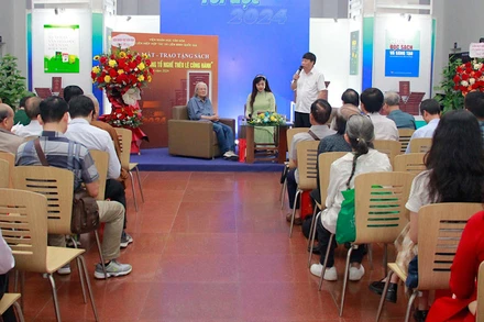 Quang cảnh buổi lễ ra mắt sách.