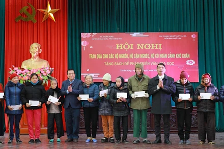 Đại diện các hộ gia đình nhận quà hỗ trợ.