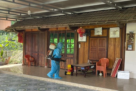 Lực lượng chức năng chủ động triển khai giải pháp phòng, chống dịch khi có ca bệnh nghi ngờ.