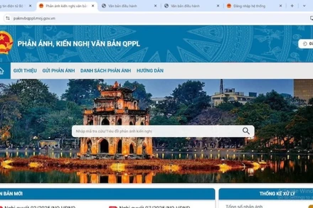 Truy cập hệ thống thông tin trên máy tính.