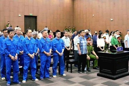 Các bị cáo nghe hội đồng xét xử tuyên án.