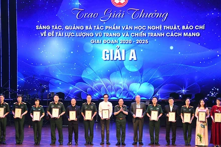 Ban tổ chức trao tặng giải thưởng cho các tác giả, nhóm tác giả đạt giải A.