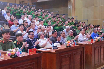 Các đại biểu dự lễ ra mắt sách. 