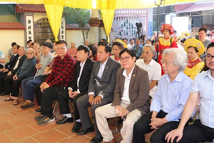 Các đại biểu dự lễ dâng hương tại miếu thờ Thành Hoàng làng Xuân Cầu. 