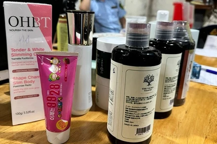 Các loại mỹ phẩm bị lực lượng chức năng Thành phố Hà Nội thu giữ. (Ảnh: QUYỀN LƯU)