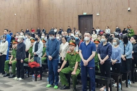 Các bị cáo tại phiên tòa vụ án mua bán hóa đơn trái phép.